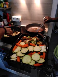 Mehr über den Artikel erfahren Soziale Hilfe: Kochgruppe brutzelt Ofenkartoffeln mit panierten Gemüse