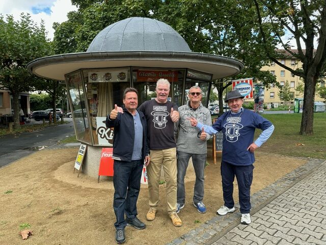 Du betrachtest gerade Kiosk 1975: Wasserhäuschen-Enthusiasten mit Frankfurter Original Hubert Gloss besuchen uns…