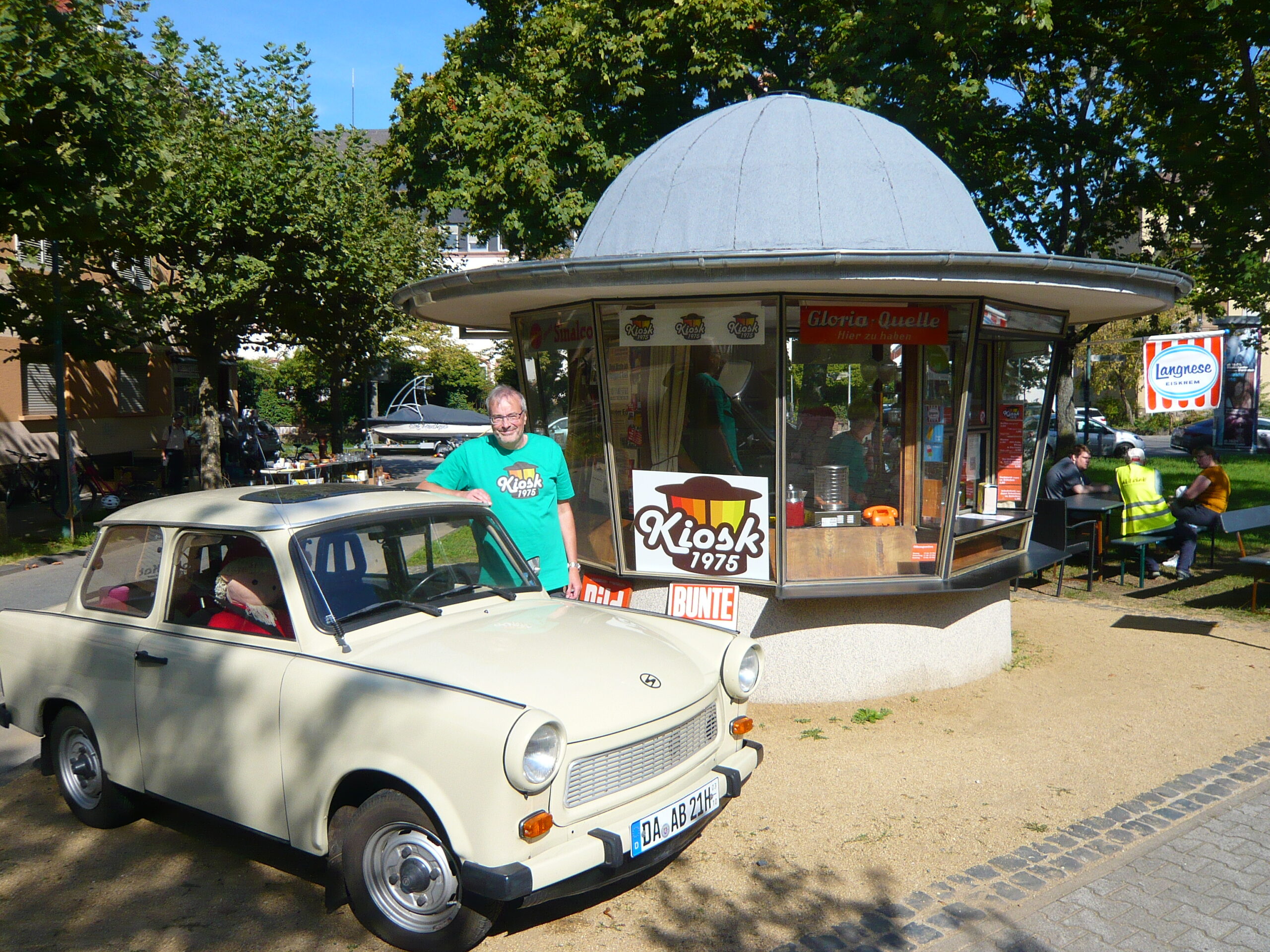 Du betrachtest gerade Kiosk 1975: Am Feiertag 03. Oktober mit DDR-Süßigkeiten-Tütchen und Kaffee & Kuchen feiern